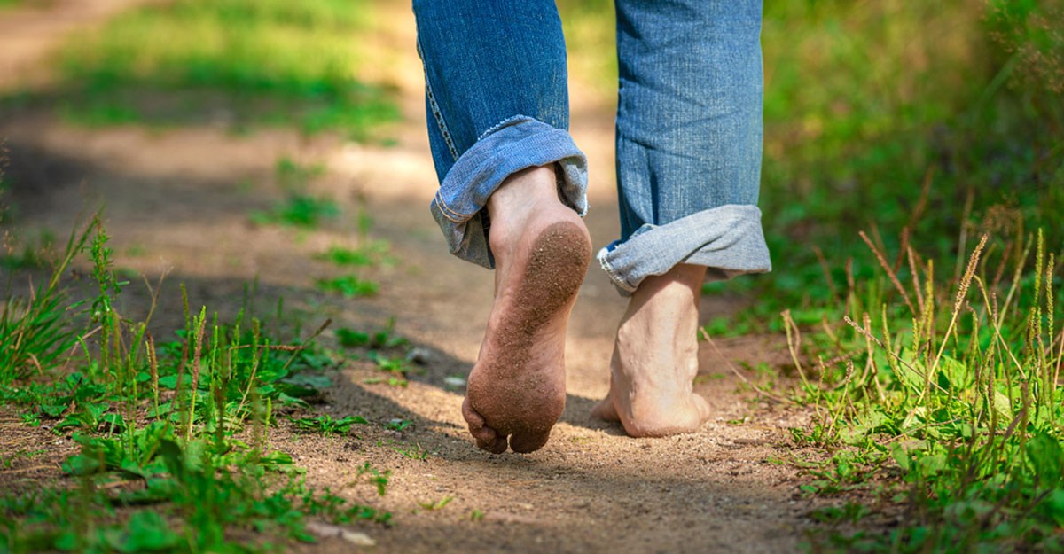 সকালে খালি পায়ে হাঁটার নানা উপকার!